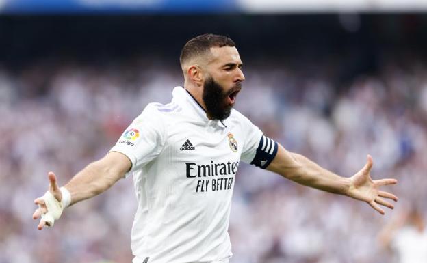 Karim Benzema celebra su gol en el clásico. 