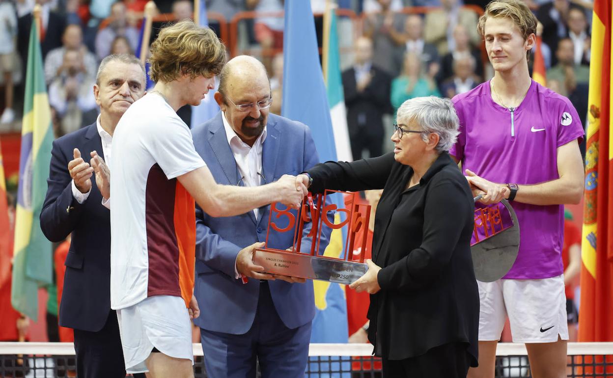 La alcaldesa de Gijón, Ana González, y el presidente de la Federación Española de Tenis, Miguel Díaz, entregan el trofeo de ganador a Andrey Rublev, en presencia del secretario de Estado para el Deporte José Manuel Franco, y el finalista Sebastian Korda. 