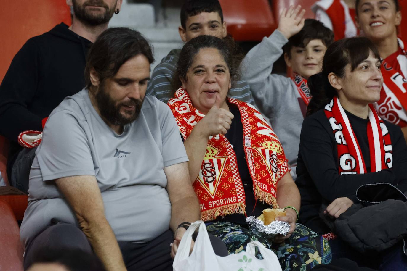 Fotos: ¿Estuviste en el Sporting - Eibar? ¡Búscate!