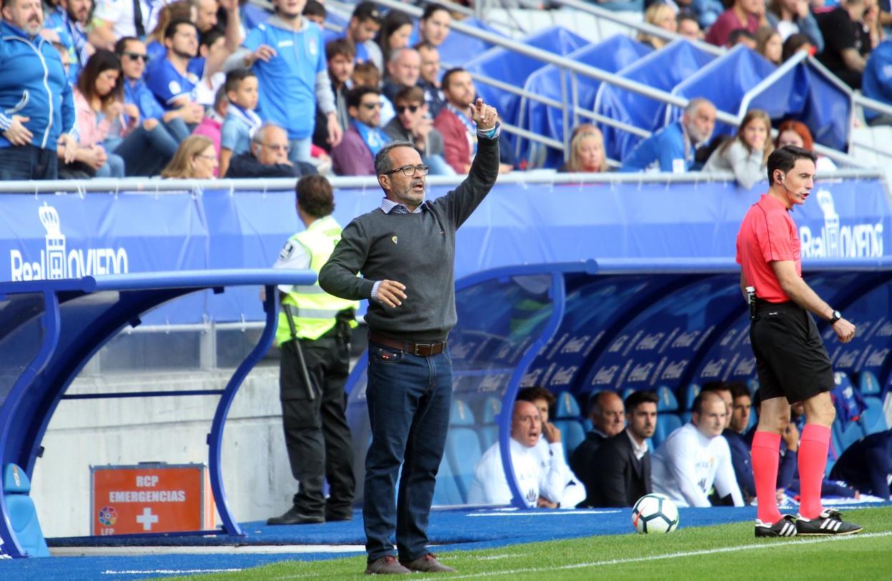 Álvaro Cervera, durante un partido en el Carlos Tartiere cuando era entrenador del Cádiz. 