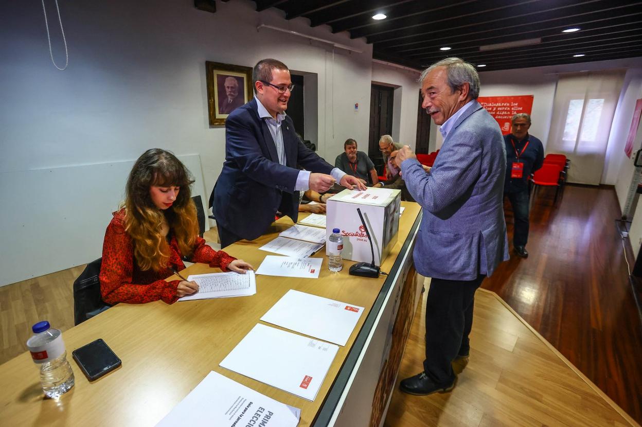 Wenceslao López ejerce su derecho a voto. 