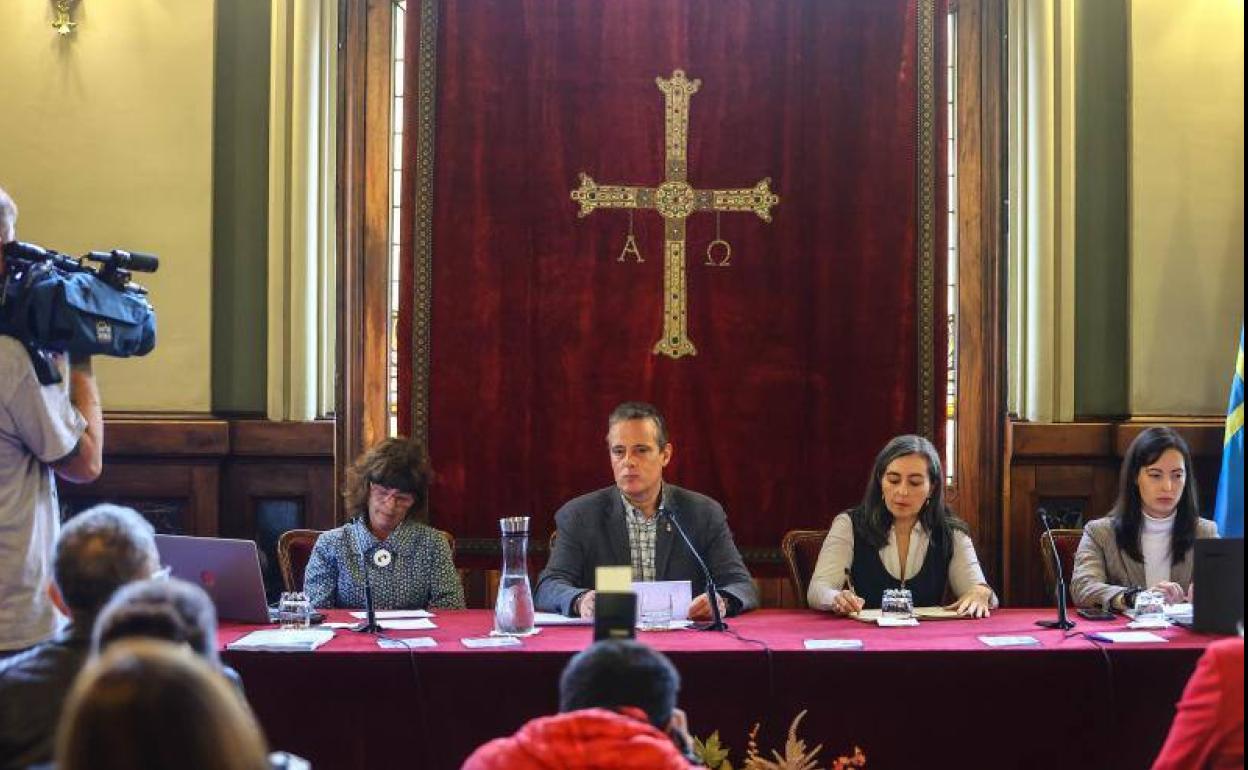 Loreto Ventosa, Marcelino Marcos Líndez, Elena Rúa y Luz Rivero, en la presentación del Informe de Pobreza en Asturias 2022.