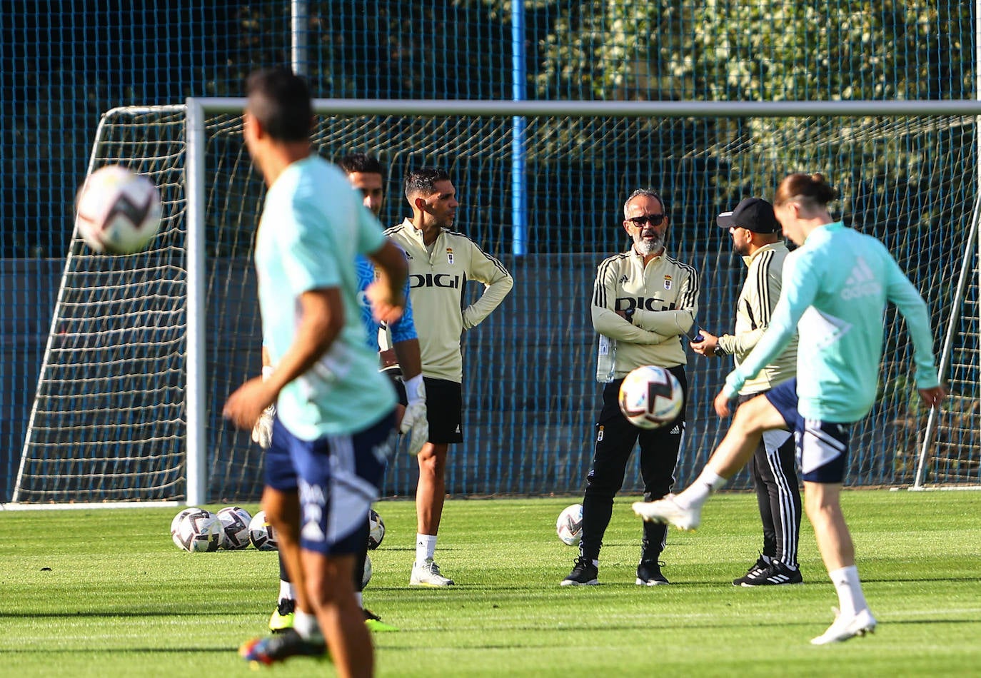 Fotos: Así ha sido el primer entrenamiento de Cervera al frente del Real Oviedo