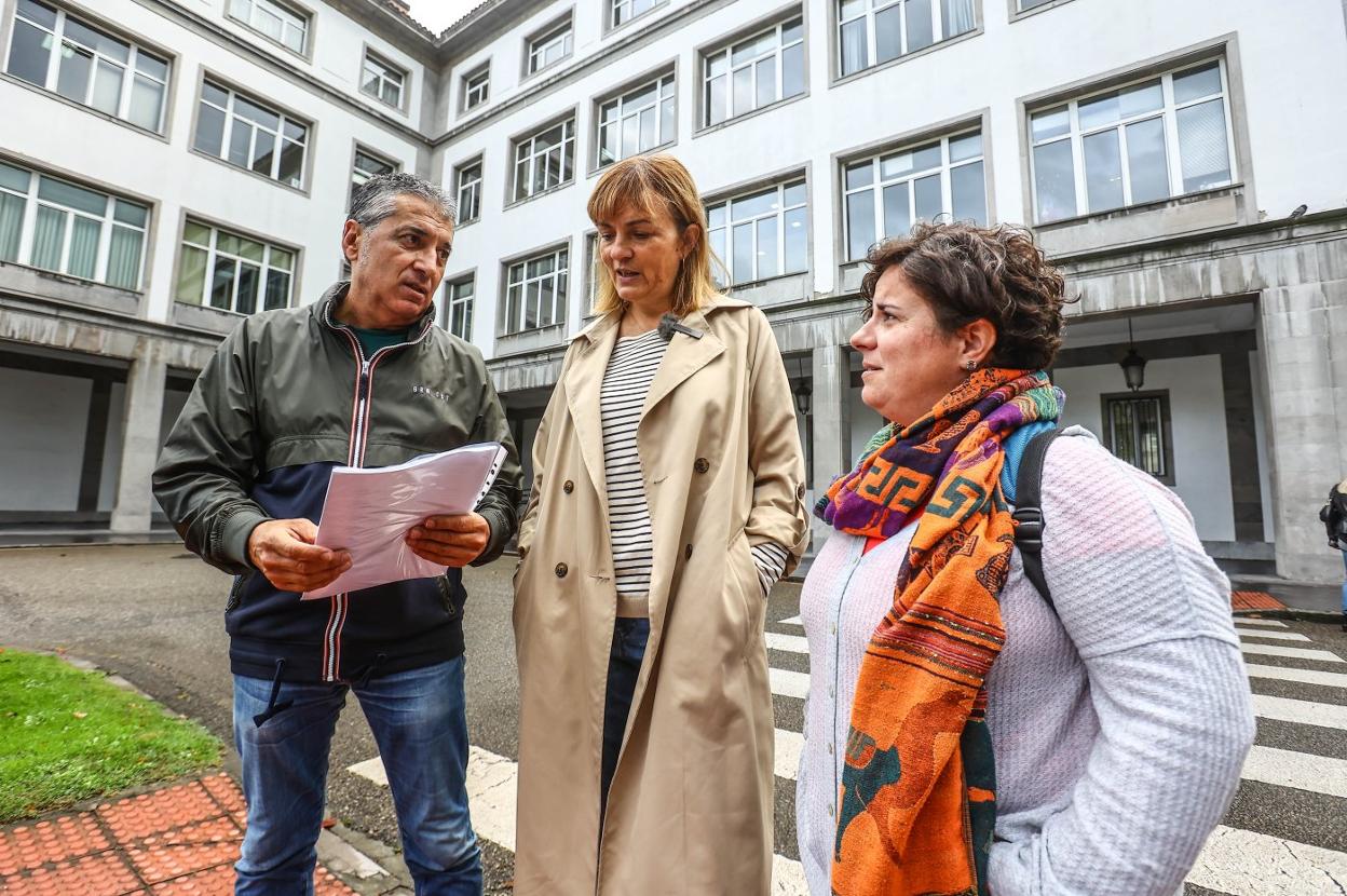 Xune Elipe, Covadonga Tomé y Sandra Lobo, con el escrito, ante la Delegación del Gobierno. 
