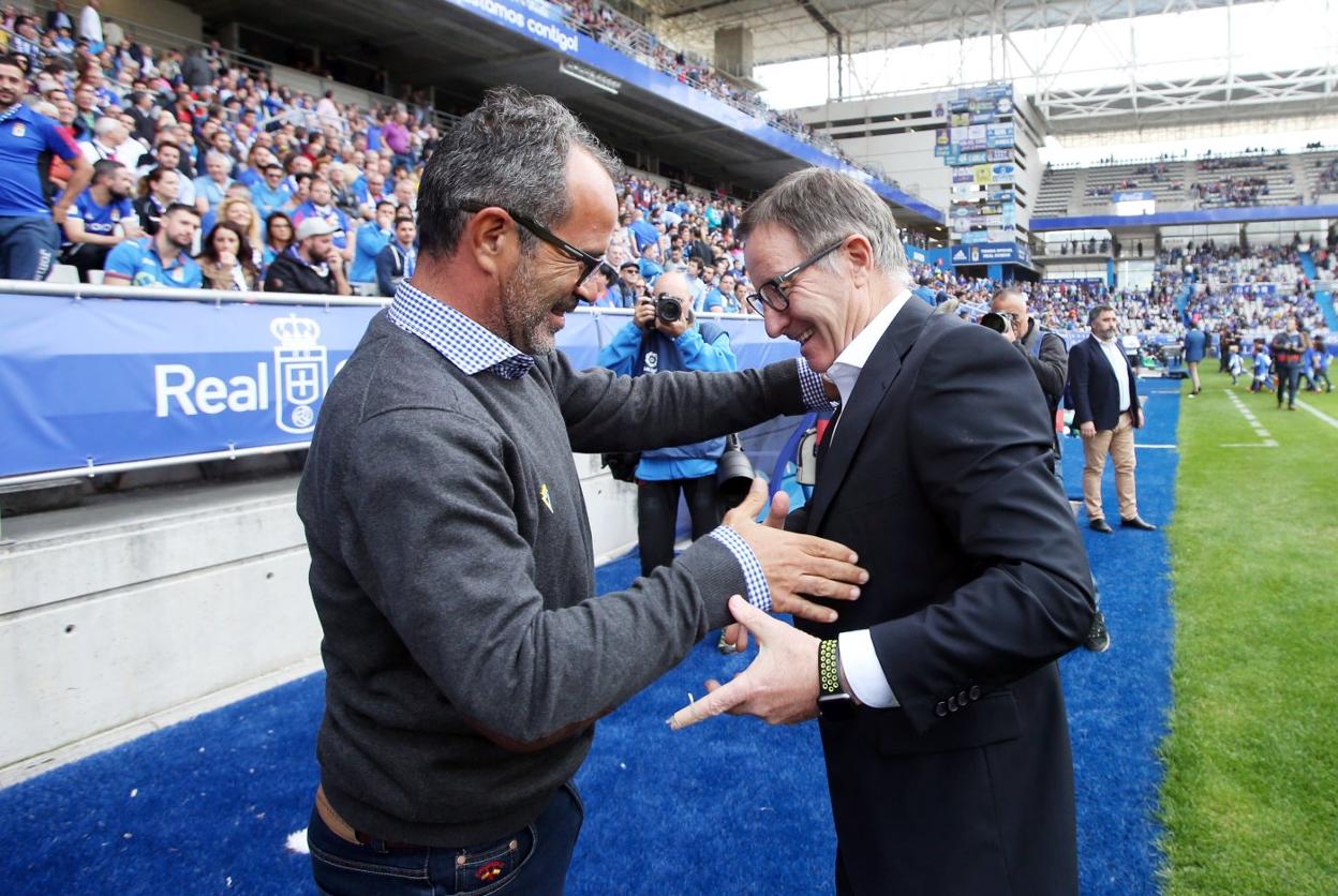 Los entrenadores Anquela y Álvaro Cervera se saludan al inicio del partido de Liga entre el Real Oviedo y el Cádiz, disputado en el Tartiere, en la temporada 2017-18. 