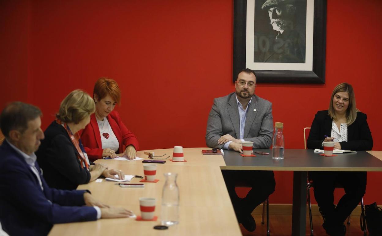 Adrián Barbón, durante la reunión con varios candidatos socialistas de ayuntamientos de Asturias en la sede de la Federación Socialista Asturiana en Oviedo.