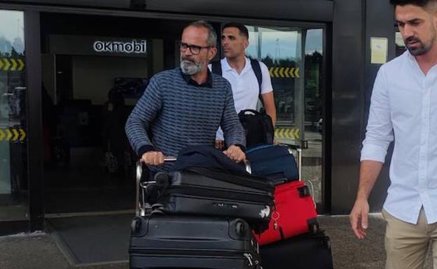 Álvaro Cervera, nuevo entrenador del Real Oviedo, a su llegada al aeropuerto de Asturias.