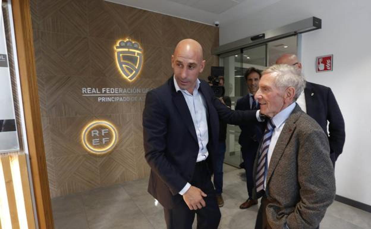 Luis Rubiales, presidente de la RFEF, junto con Maximino Martínez, presidente de honor de la Federación Asturiana, el pasado 13 de octubre.