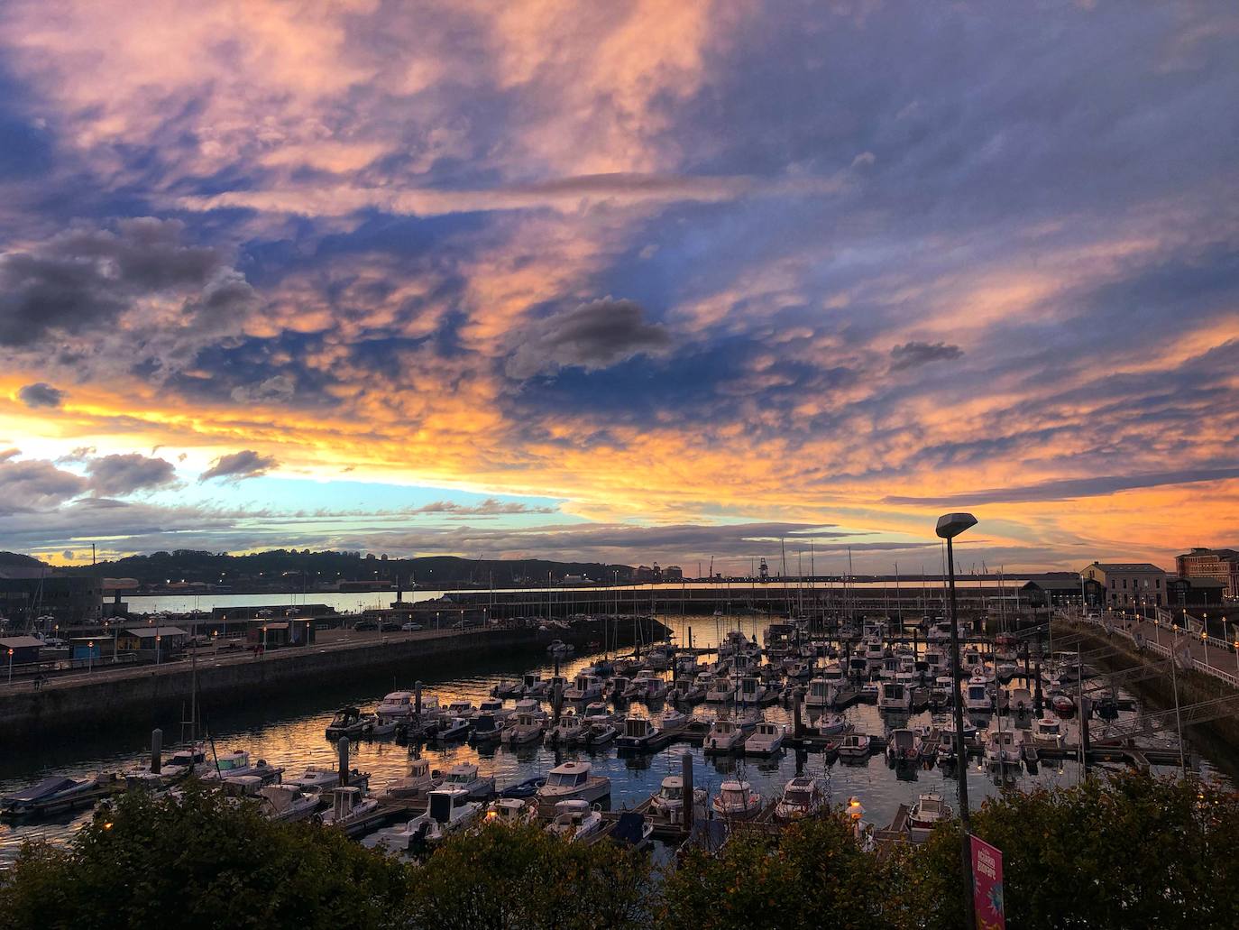 Fotos: Espectacular atardecer en Gijón