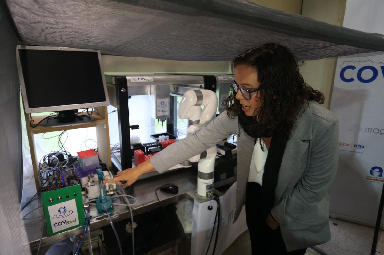 Irene Fernández explica el funcionamiento del CovRed, que detecta el virus en solo seis horas. 