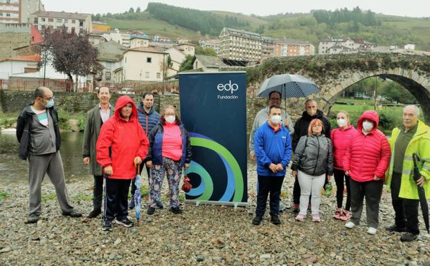 Grupo que ha participado en la suelta de alevines en el Narcea.