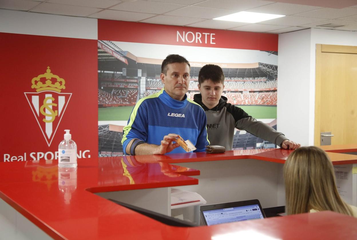 Javier y Pablo Álvarez, padre e hijo, retirando ayer las entradas para Vitoria en las oficinas del estadio. 