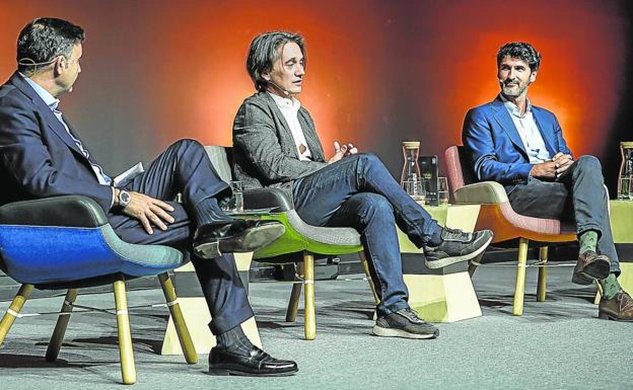 Antonio Román, del Banco Santander, modera el coloquio con Asier Alea, director de Desarrollo Global del Basque Culinary Center; y Mikel Chillida, director de Desarrollo del Museo Chillida Leku. 