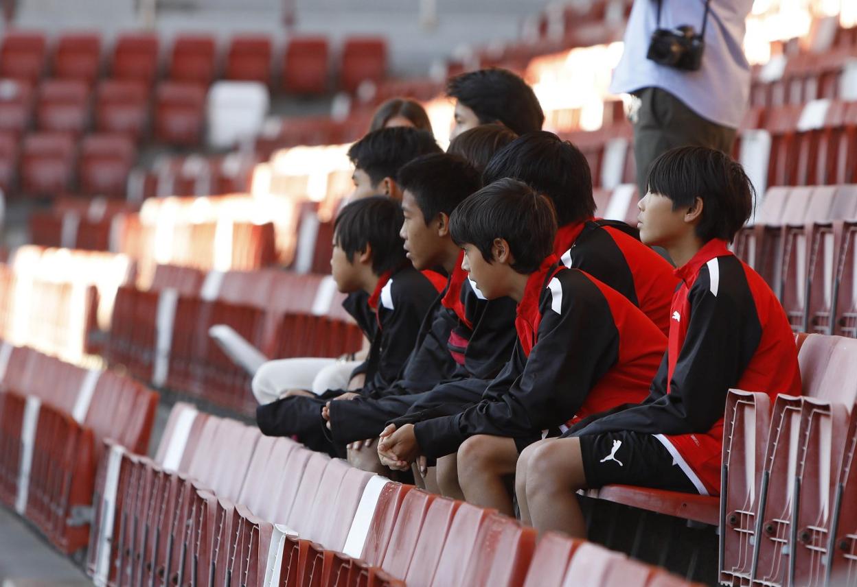 Las jóvenes japoneses, ayer, en El Molinón. 