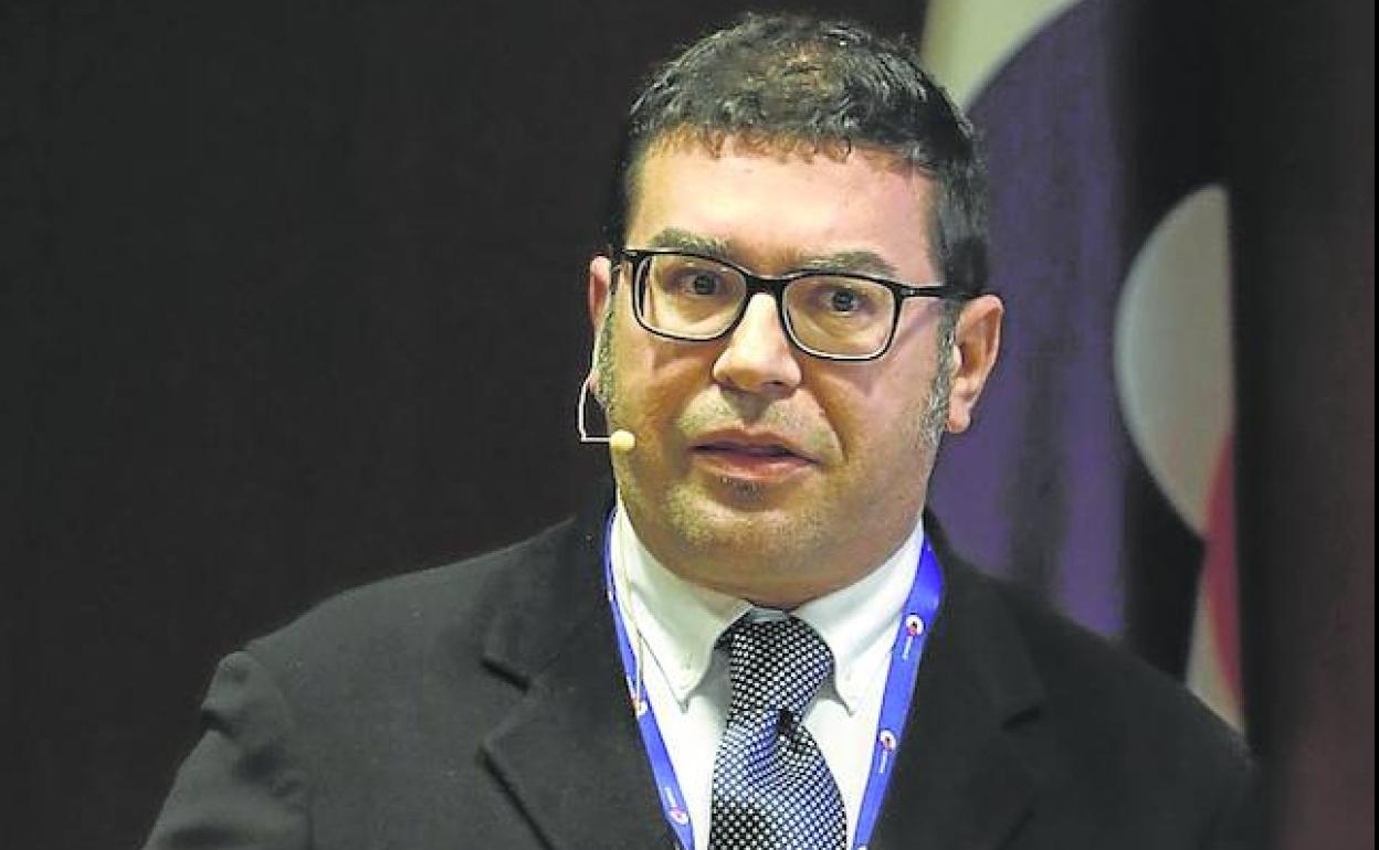 Estanislao Nistal, durante la conferencia que ofreció en el VII Foro de COFAS en su sede de Pruvia.