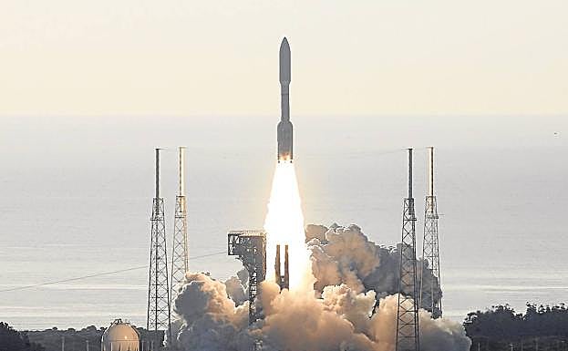 Lanzamiento de un cohete espacial desde las instalaciones de la NASA en Florida.
