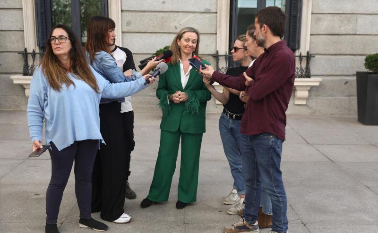 La juez Victoria Rosell atiende a los medios en el patio del Congreso. 