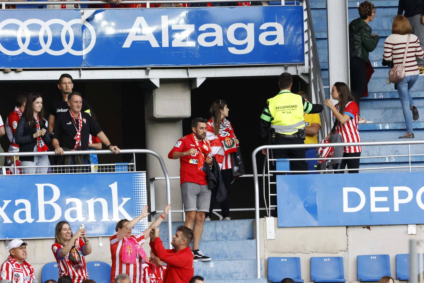 Fotos: ¿Estuviste en el Alavés - Sporting? ¡Búscate!