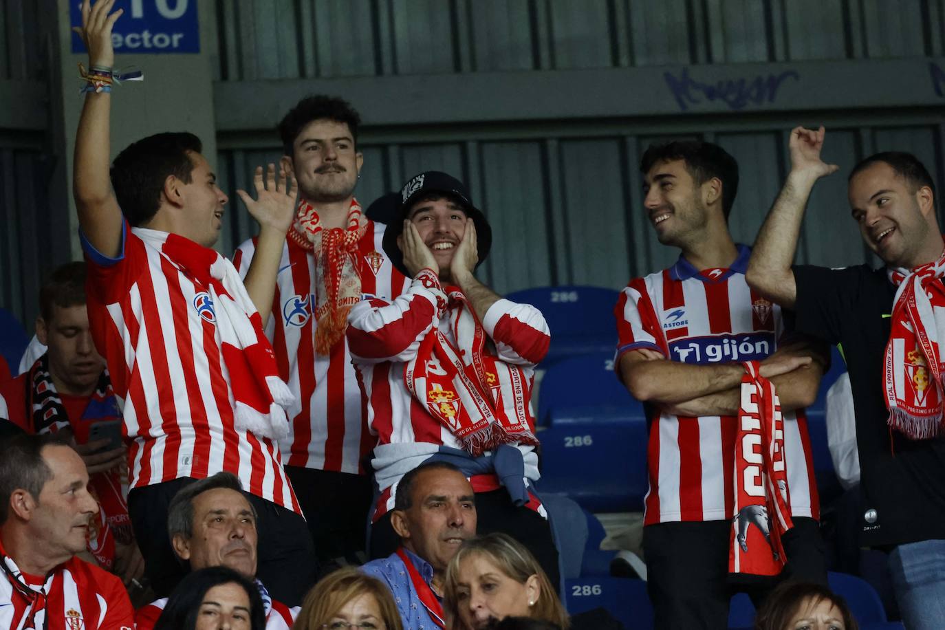 Fotos: ¿Estuviste en el Alavés - Sporting? ¡Búscate!