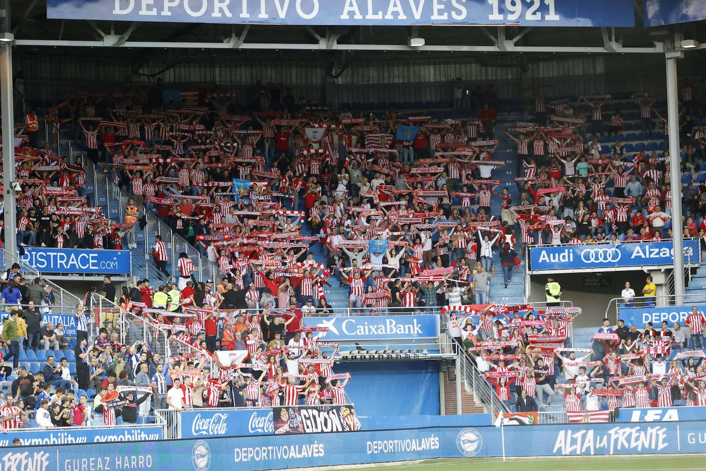 Fotos: ¿Estuviste en el Alavés - Sporting? ¡Búscate!