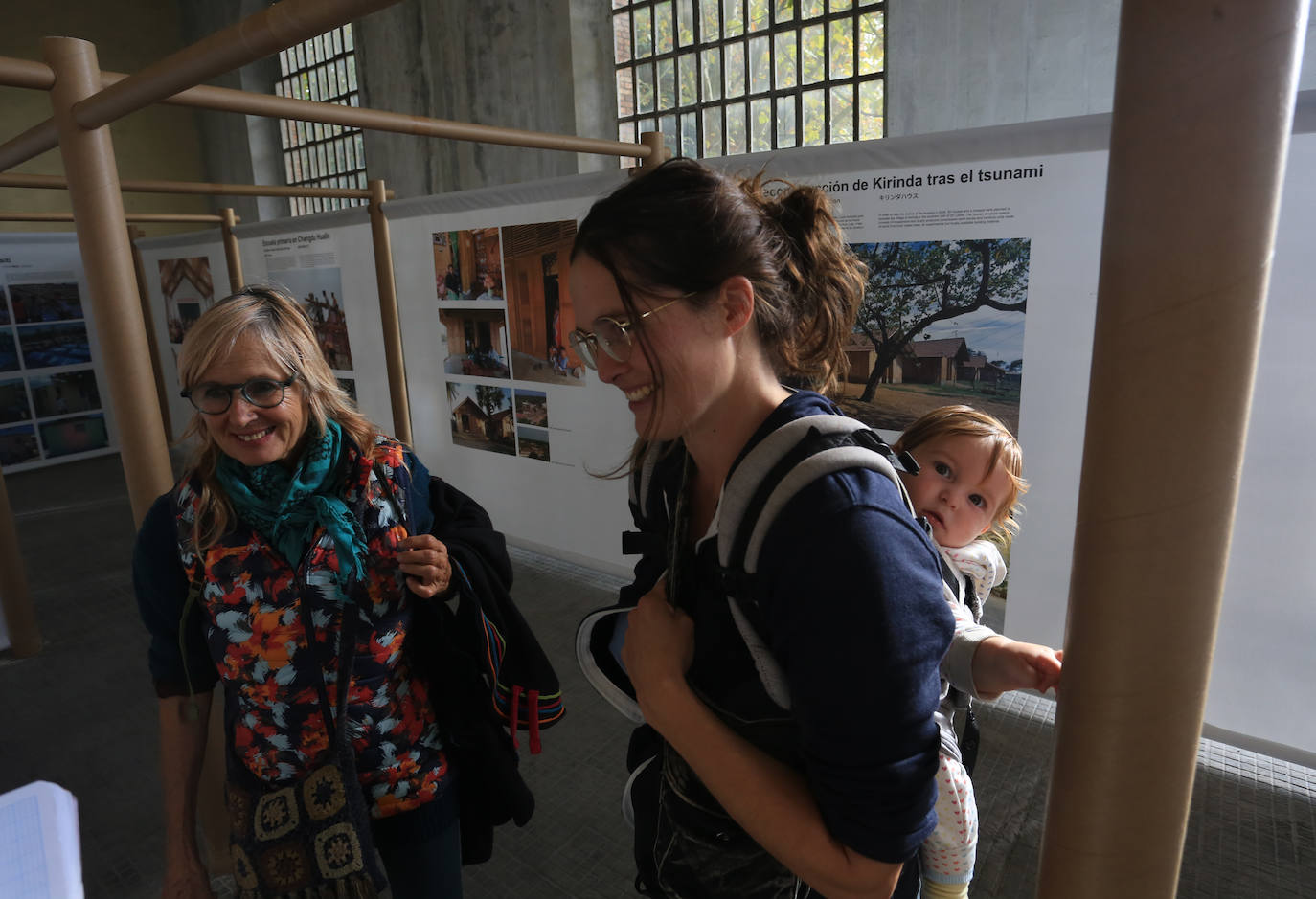 La instalación dedicada a Shigeru Ban, articulada por tubos de cartón, servía a Deva Altarriba –en la foto, con su hija Maia y su madre– para «buscar soluciones sostenibles» para la casa que piensa levantar en Nava.