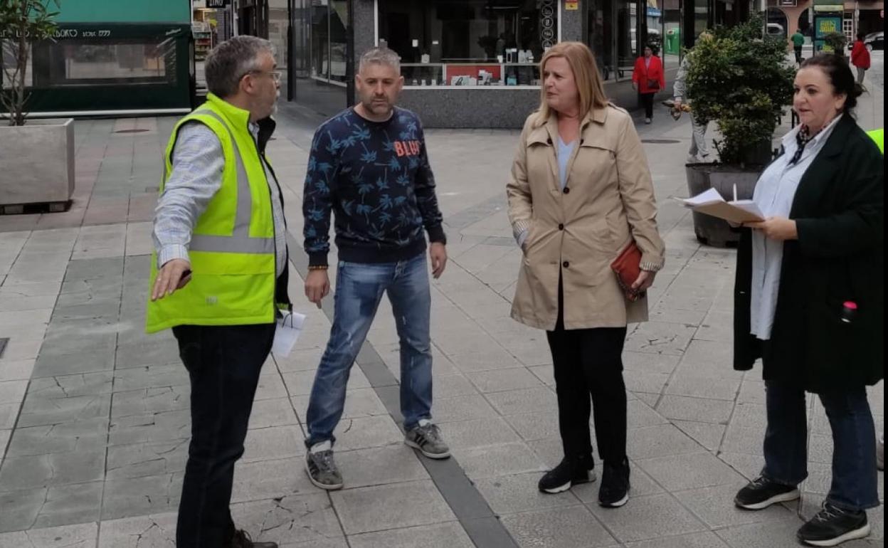 La alcaldesa, en el centro, en la firma del replanteo de la obra. 