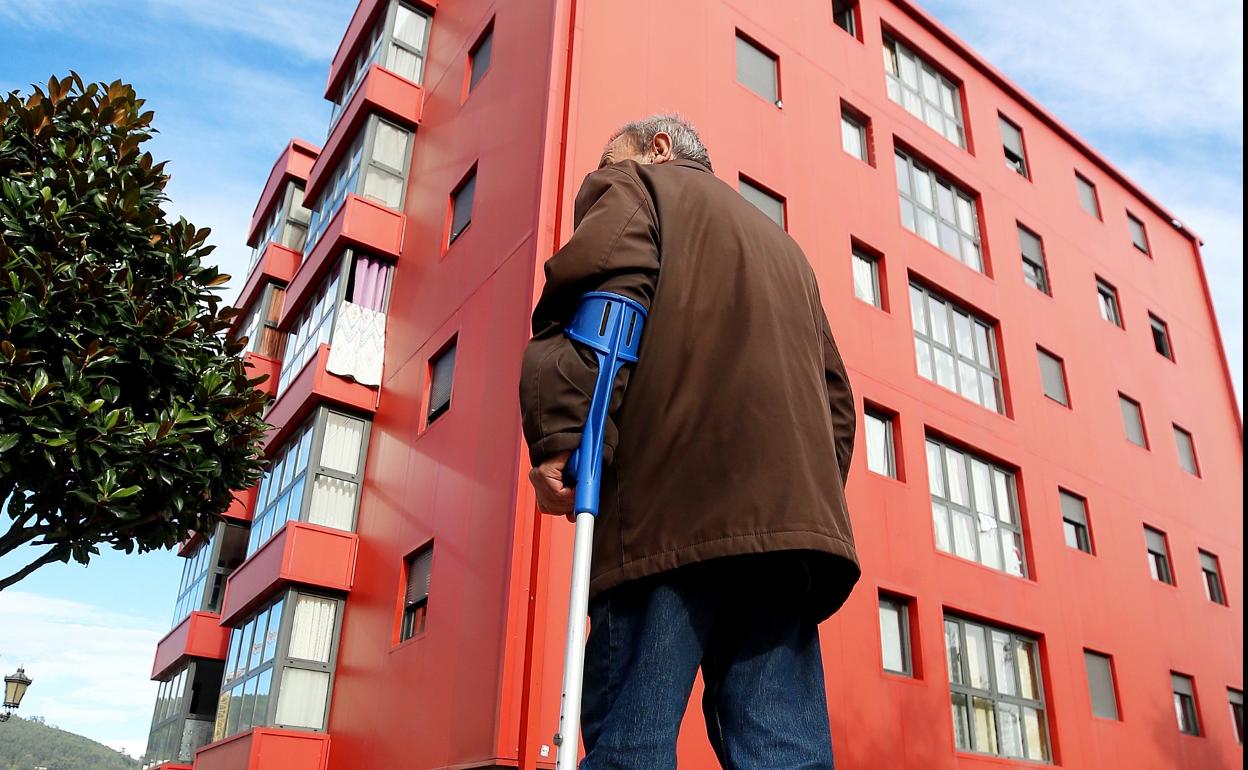 José González, ayer, tras tener que abandonar su piso. 