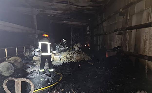 Un bombero, en la nave incendiada.