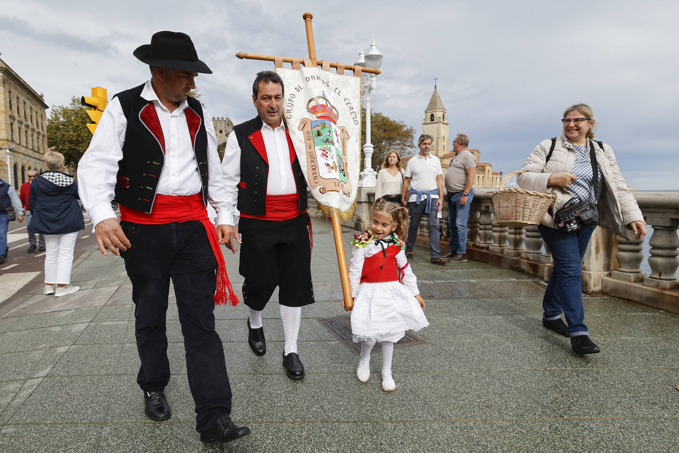 Fotos: Los pendones leoneses desembarcan un año más en Gijón