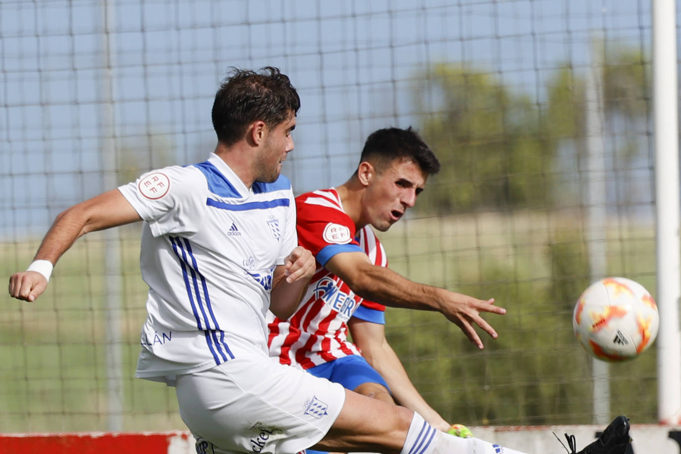 Fotos: Las mejores imágenes del Sporting B - Praviano