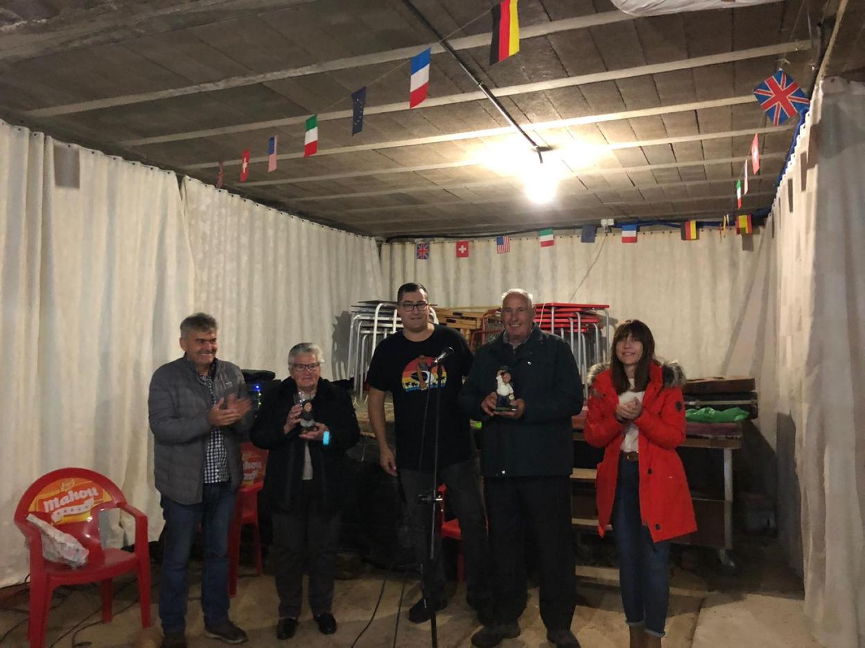 Estela y Xelo, con Manuel (Hotel El Coronel), en la entrega de premios, en la que estuvo el alcalde. 