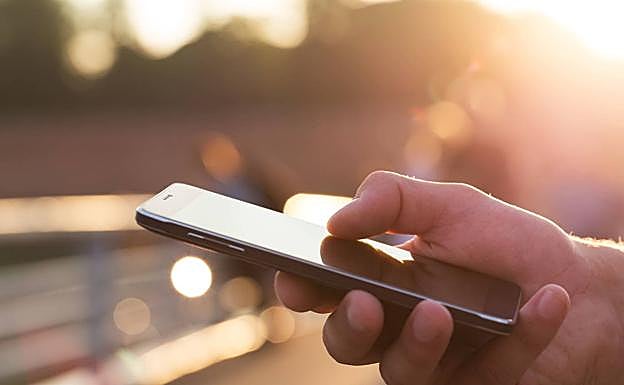 Interior enviará alertas a móviles de Asturias para ensayar nuevos avisos ante catástrofes. 