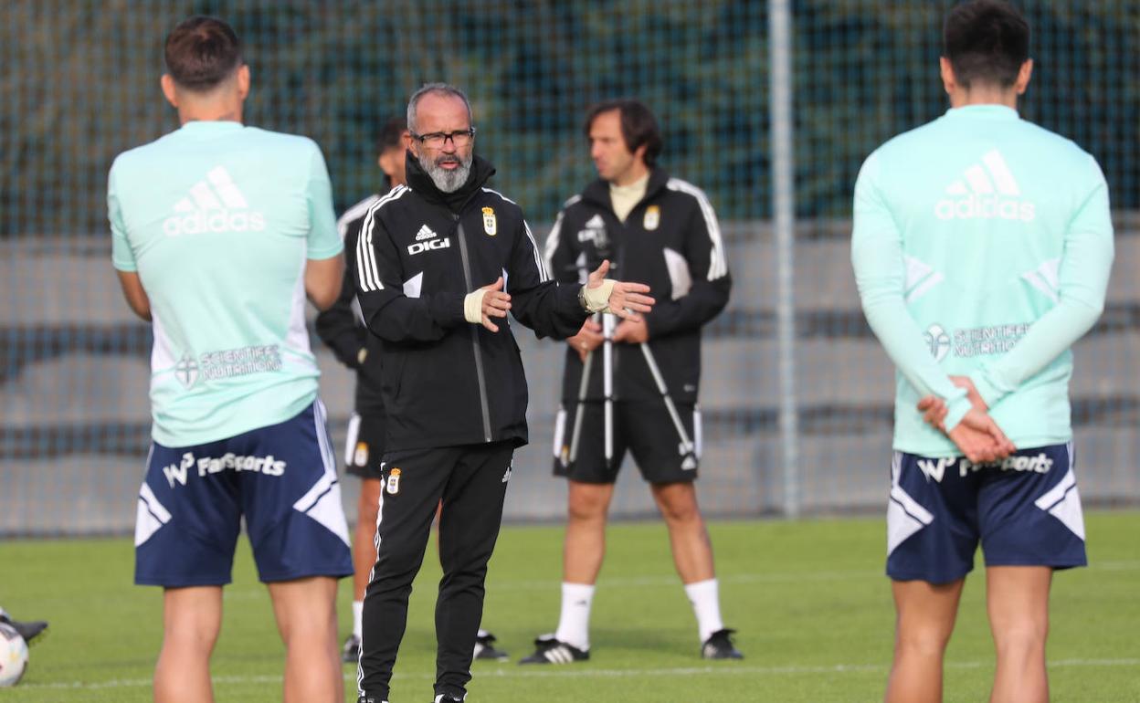 Cervera da indicaciones a los jugadores durante el entrenamiento de este domingo, el último antes de recibir al Málaga. 