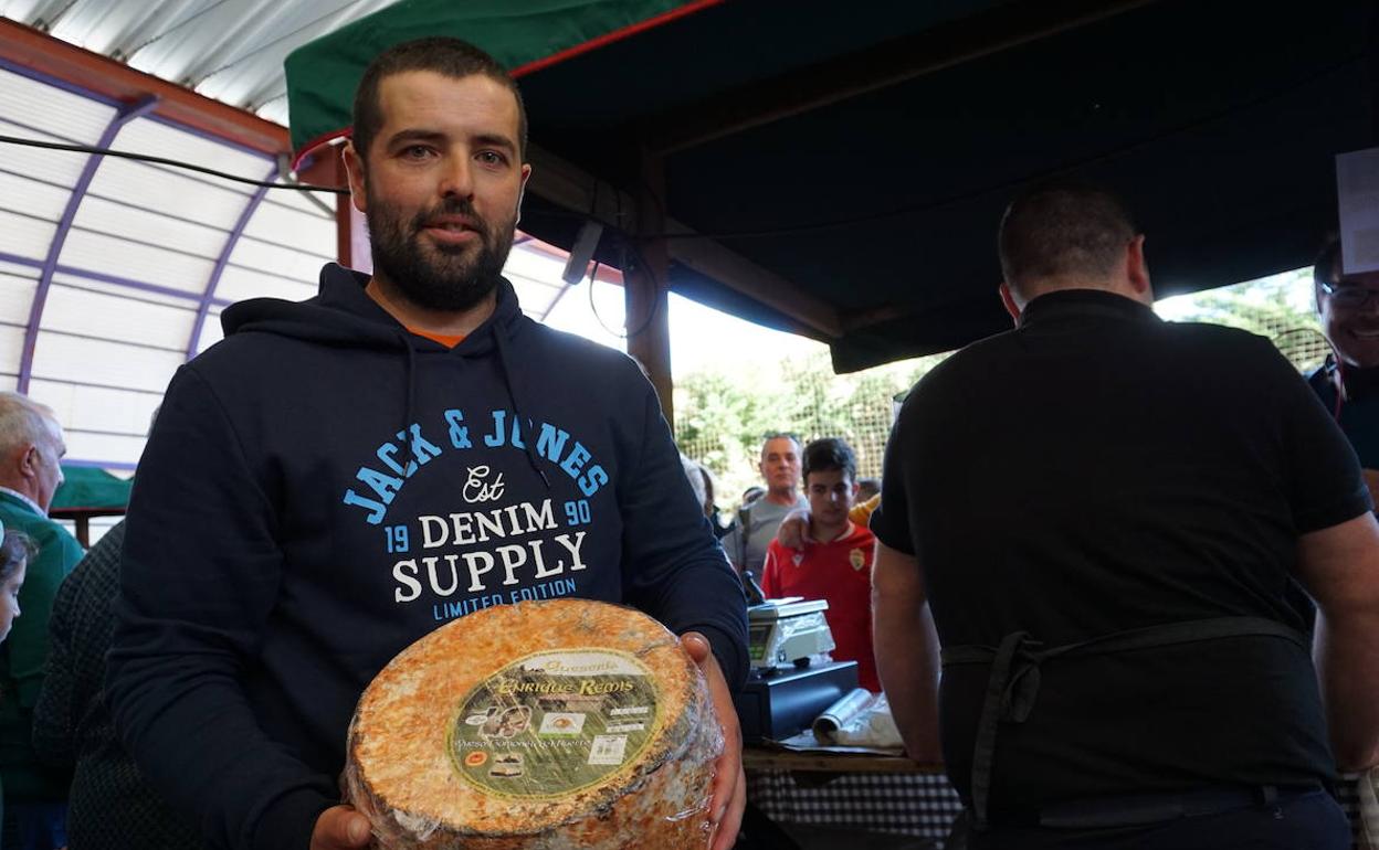 El Certamen del Queso Gamonéu de Benia de Onís coronó como mejor quesería en la variedad del puertu a Enrique Remis, de Belbín, y del valle a Priena, de Corao