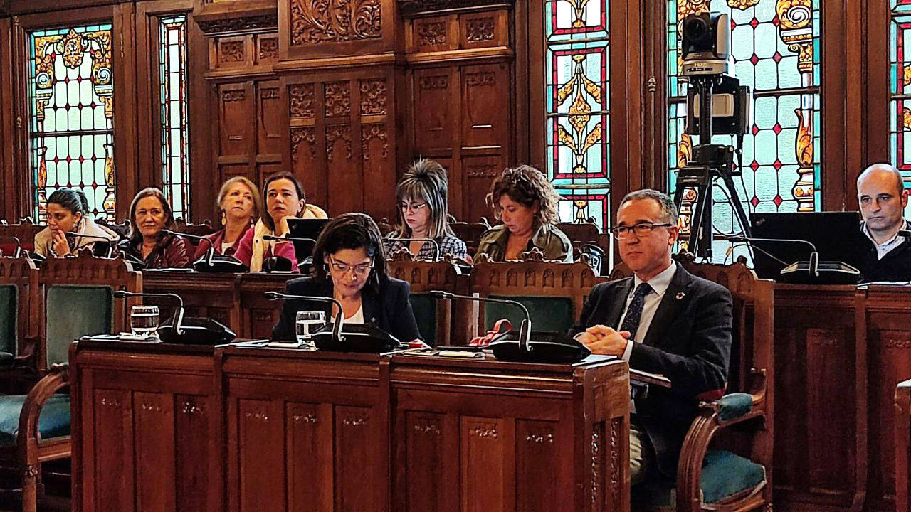 El consejero de Salud, Pablo Fernández Muñiz, y la directora gerente del Sespa, Concepción Saavedra, en la comparecencia hoy en la Junta General para informar sobre listas de espera.