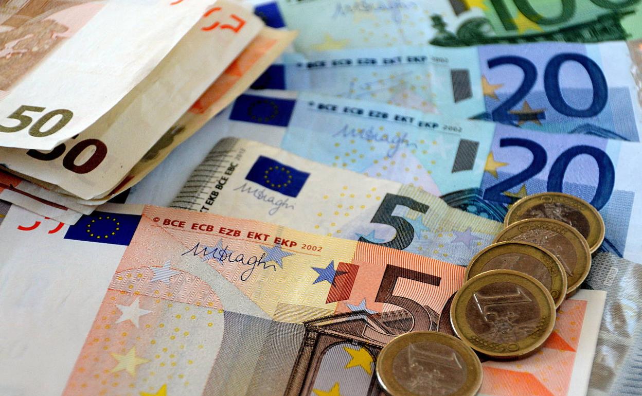 Una estudiante reparte dinero robado entre sus compañeros. 