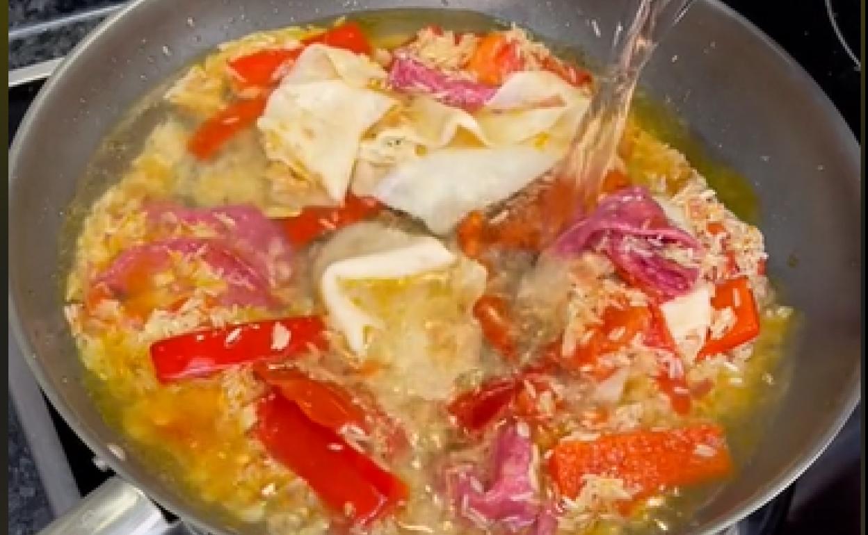 Un cocinero siembra la polémica con su estrambótica versión de la paella 