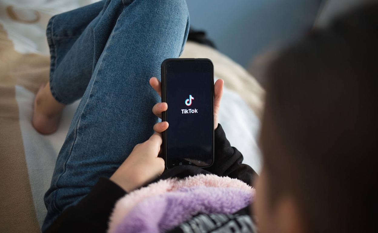 Una mujer, despedida por usar TikTok. 