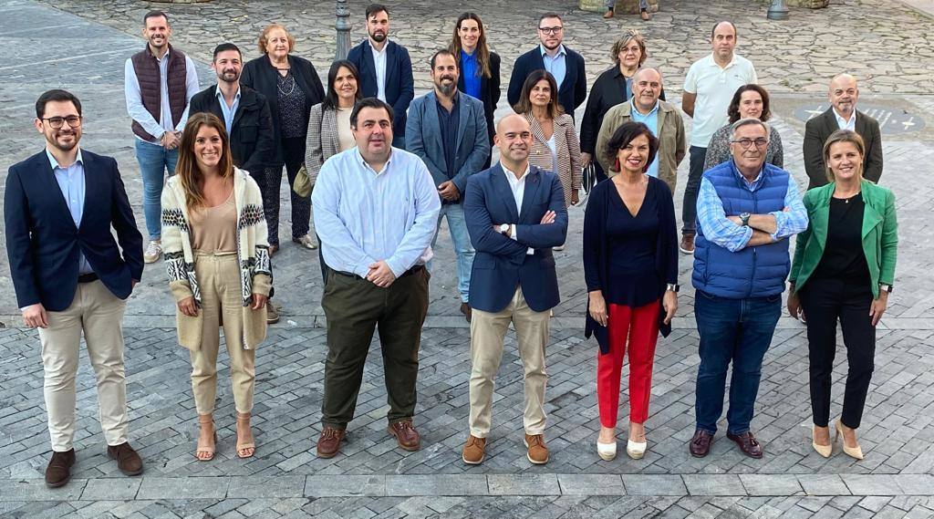 De izquierda a derecha, y de arriba abajo: Carlos Llaca, Consuelo González, David Nicieza, Beatriz Fernández, Pedro Víctor Álvarez, Catalina Álvarez, David Argüelles, Luis Santiago, Covadonga Álvarez, Gonzalo García, Balbina Sedano, José Luis Macho, Elena Sevilla, Francisco Osorio, Jaime Fernández-Paíno, Ana Villanueva, Pelayo Barcia, Jesús Martínez Salvador, Montserrat López Moro, Álvaro Muñiz y Leticia García