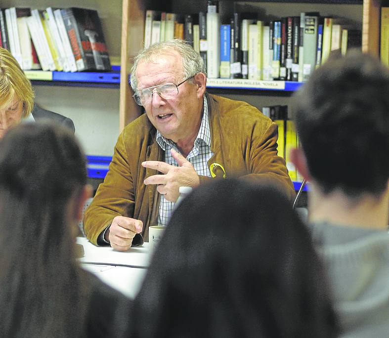 Michnik, en la biblioteca del instituto, rodeado de chavales.