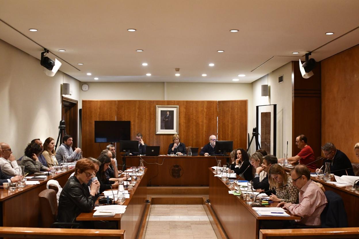 El PSOE busca una mayoría en el Pleno municipal para lograr la aprobación de la subida de la tarifa del agua para el próximo año. 