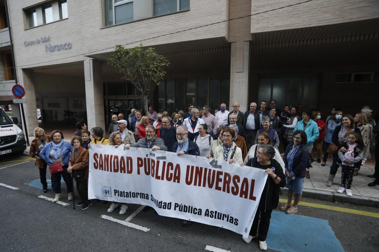 Sesenta pacientes ayer del centro de salud de Ciudad Naranco en la concentración. 