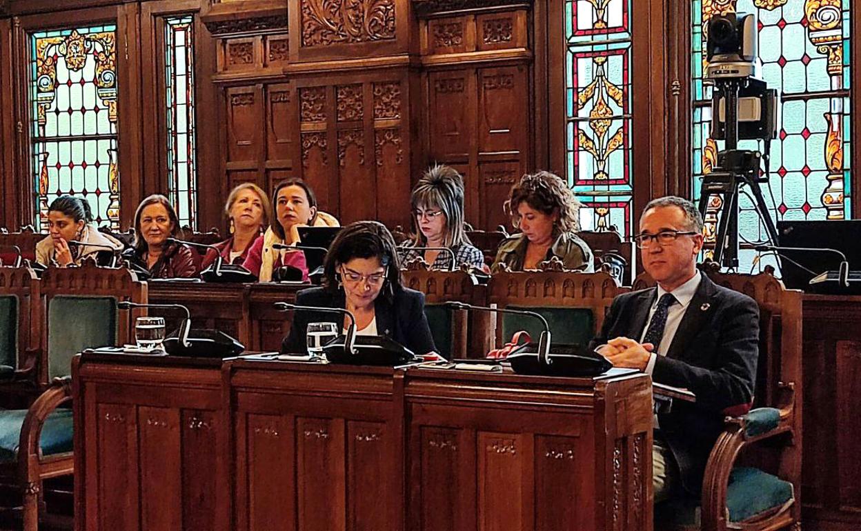Pablo Fernández, ayer, durante su comparecencia en el antiguo salón de plenos de la Junta General. 