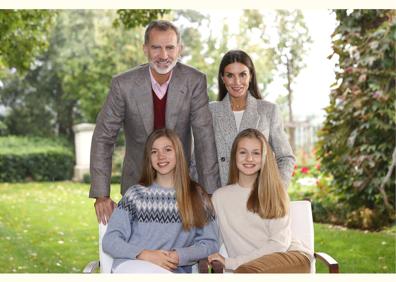 Imagen secundaria 1 - (Arriba) Las hermanas Leonor y Sofía, durante sus vacaciones en Palma este pasado verano / (izd.) Última imagen oficial de la familia, enviada para felicitar las navidades del año pasado / (dcha.) Durante la celebración del patrón Santiago Apóstol, en Galicia, este verano 