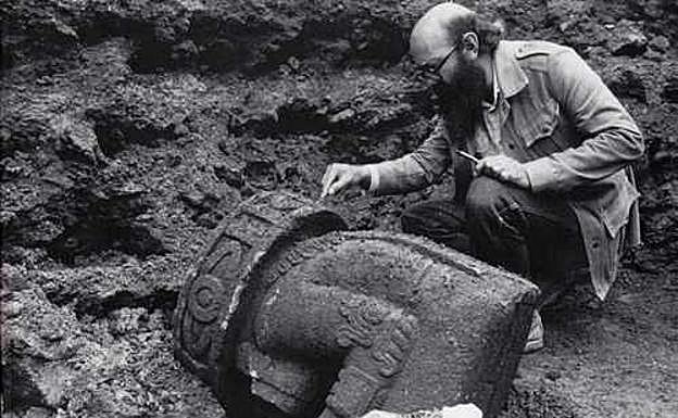 Imagen principal - Arriba, Eduardo Matos Moctezuma con la escultura del Dios Viejo, en el Templo Mayor. Abajo, a la derecha, en el mismo lugar y a la izquierda con la actriz María Félix