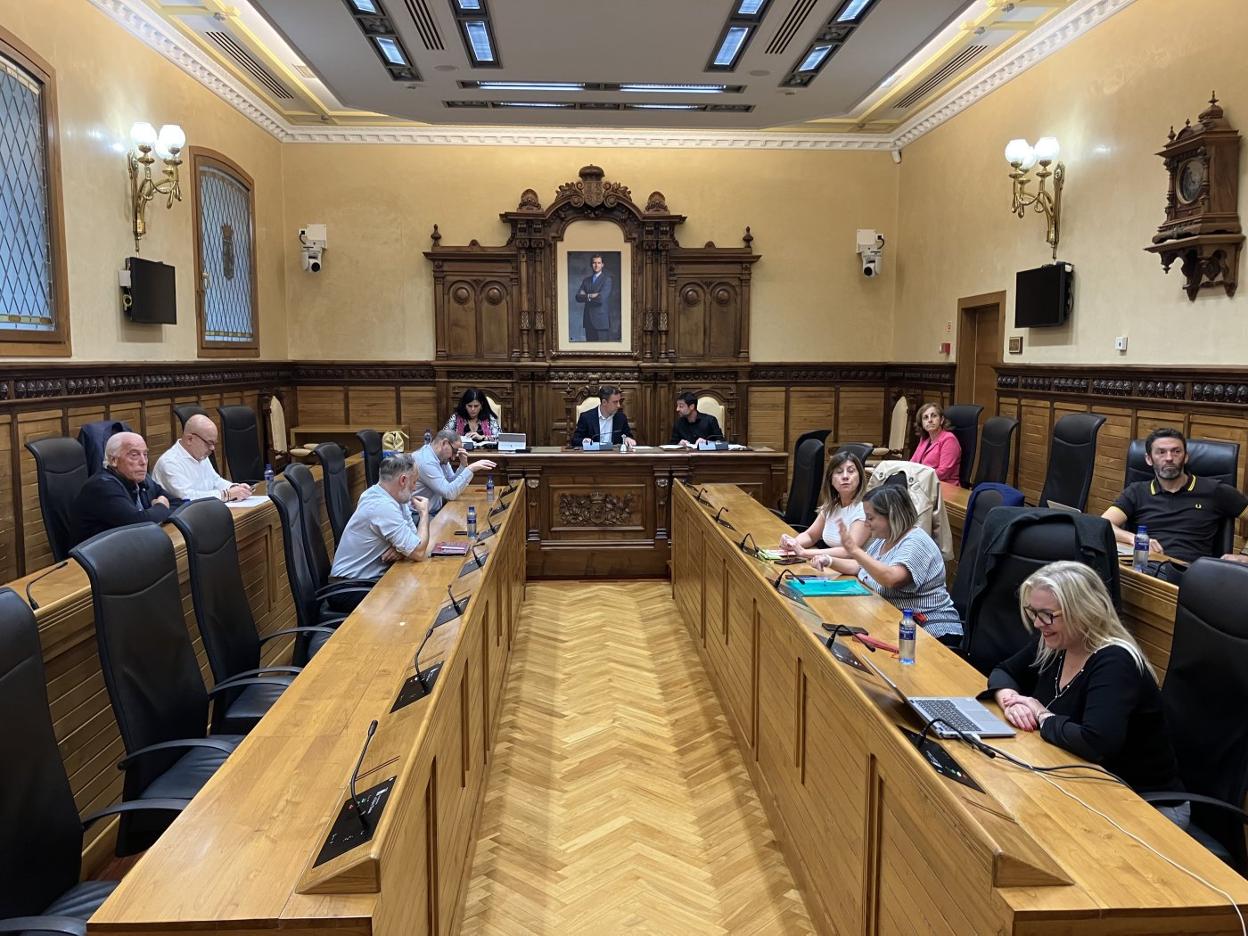 Última reunión del consejo de administración de Emulsa, con Olmo Ron y Alfonso Baragaño en la presidencia. 