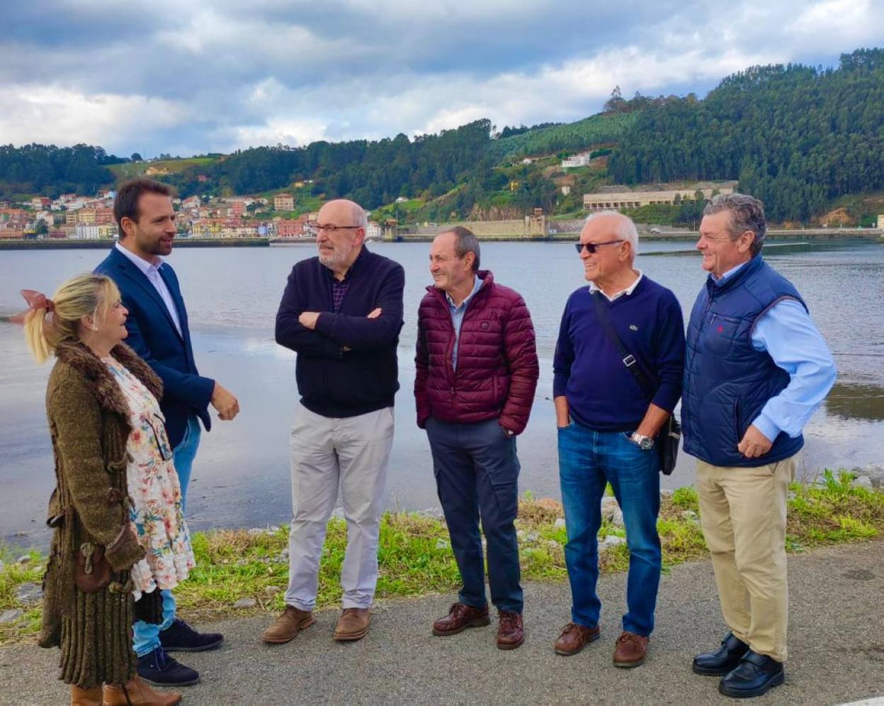 El alcalde, Jaime Menéndez, tercero por la izquierda, durante el encuentro del lunes con Álvaro Queipo. 