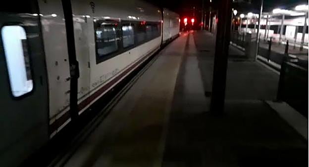 Imagen de la llegada del convoy, de madrugada, a la estación de tren de Pola de Lena. 
