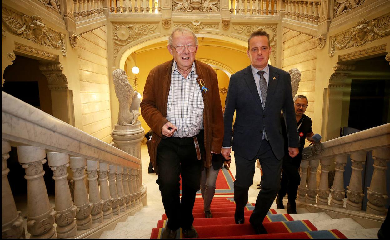 El presidente de la Junta General, Marcelino Marcos Líndez, junto a Adam Michnik, en la Junta General del Principado. 