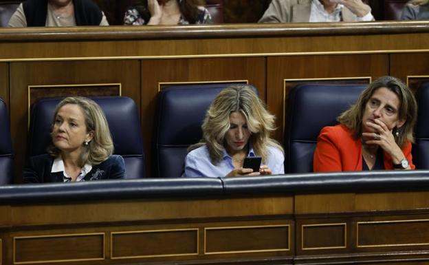 Imagen principal - 1. Las vicepresidentas siguen la intervención de la ministra de Hacienda desde sus escaños. 2. Gabriel Rufián (ERC) e Ines Arrimadas (Cs). 3. Bancada de los diputados de Vox. 